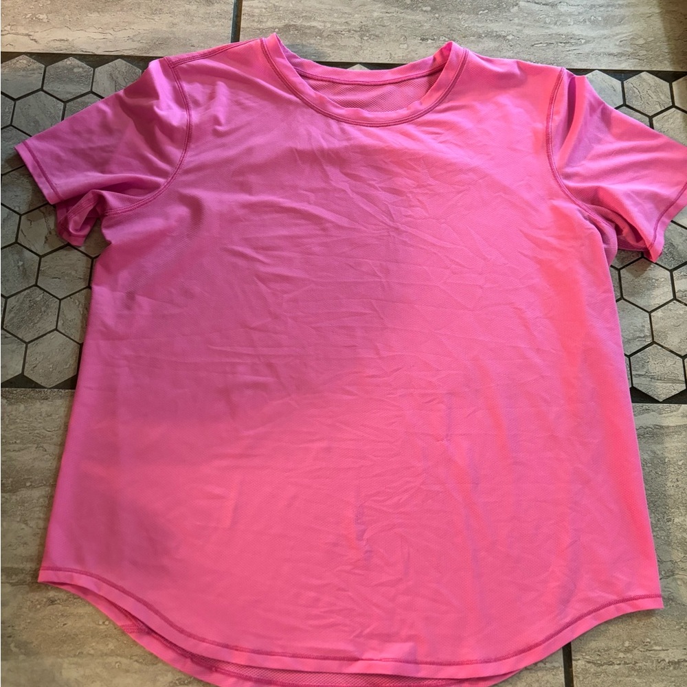 Women’s Lulu Lemmon shirt.